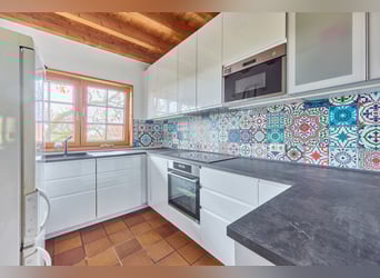 Stajnia w Hesji, w powiecie Main-Kinzig – odosobniona lokalizacja z halą ujeżdżeniową, domem mieszka