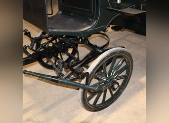 Carrozza Vis-à-Vis completamente restaurata, equipaggio a 4 cavalli, finiture in pelle con bauli