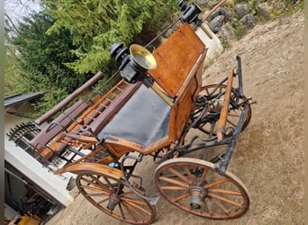 Antike historische Kutsche Linzer Wagen Holz Zweispänner