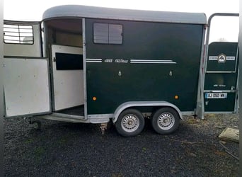 Fautras oblique trailer for two horses used