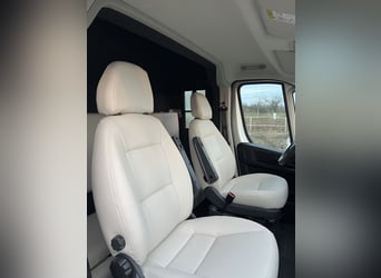 Carrozza Peugeot Boxer 2024, con soli 29.000 km, nuova configurazione, ancora in garanzia