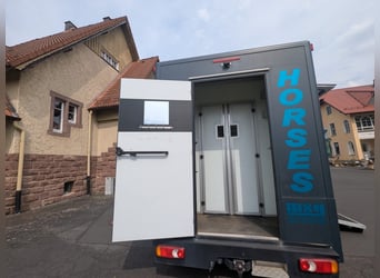 Due trasportatori per cavalli Peugeot