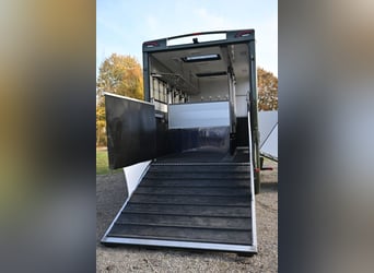 Mercedes Atego di lusso 15/300 – Autocarro per 5 cavalli con sponde a scomparsa e piattaforma elevab