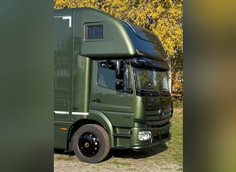 Mercedes Atego di lusso 15/300 – Autocarro per 5 cavalli con sponde a scomparsa e piattaforma elevab