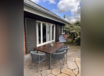 Ampio casale con maneggio, arena e un incantevole giardino all'inglese in posizione isolata