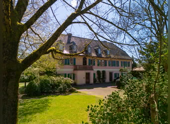Historisches Anwesen mit Herrenhaus, Reitplatz und Nebengebäuden
