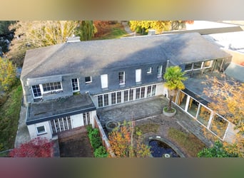 Proprietà esclusiva con villa, centro e strutture equestre, e complesso coperto, situata su un lago