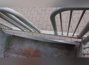 Viereckraufe von Patura, mit Sicherheits-Palisadenfressgittern, 8 Fressplätze