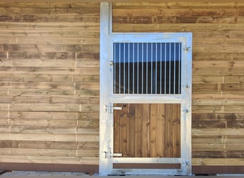 Acquista porte per box e paddock e cancelli per scuderie: robuste porte scorrevoli per scuderie