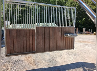 Pareti di box ben conservate in legno di Bongossi zincato