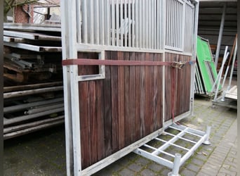 Stabile gebrauchte Fronten und eine Trennwand 