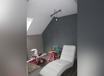 Wohnhaus mit Reitanlage, überdachtem Longierzirkel, Pferdeställen, Offenställe, Reitplatz und Weiden