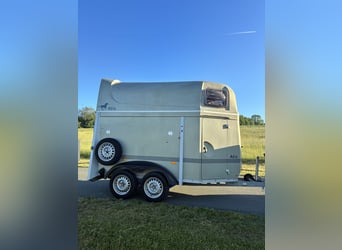 Paardentrailer Humbaur Atis volledig polymeer met aluminium bodem