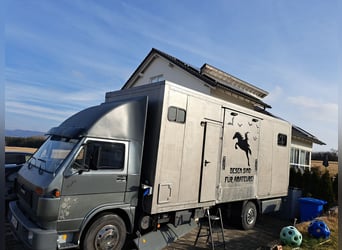 Paardentransporter 7,5 t vrachtwagen H kenteken, geschikt voor 3 paarden