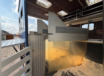 Paardentransporter 814 Mercedes met H-registratie voor 4 paarden. Nieuwe keuring.
