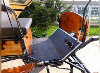 Nieuwe boerenwagen met tractorwielen