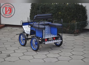 Pony koets type 122  
Gewicht: 88 kg  
Spaakbreedte: 90 cm  
Wielen: 12" x 12"