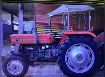 Trecker für den Reitplatz MF 133