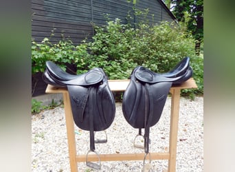 2 veelzijdigheids zadels van Stubben, maten 17 en 18 inch