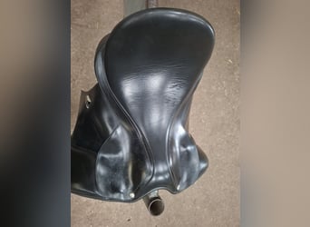 Dressuurzadel Bates wide 17 inch