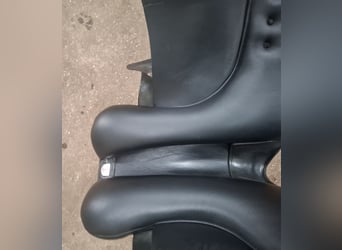 Dressuurzadel Bates wide 17 inch