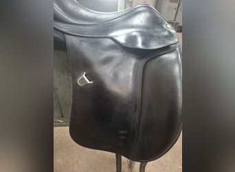 Dressuurzadel Bates wide 17 inch