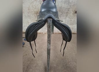 Dressuurzadel Bates wide 17 inch