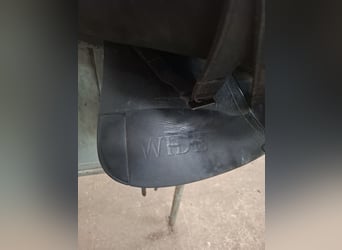 Dressuurzadel Bates wide 17 inch