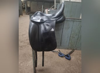 Dressuurzadel Bates wide 17 inch