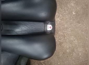 Dressuurzadel Bates wide 17 inch