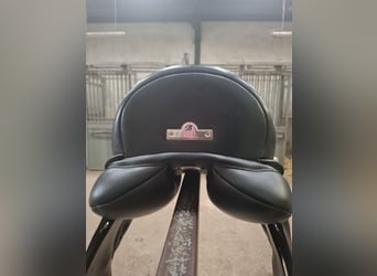 Dressuurzadel Bates wide 17 inch