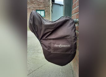 Te koop Dressuurzadel  Merk: Equus  17.5 inch