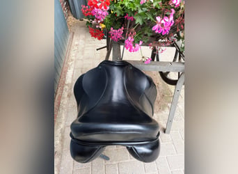 Te koop Dressuurzadel  Merk: Equus  17.5 inch