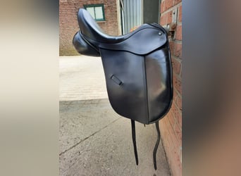 Te koop Dressuurzadel  Merk: Equus  17.5 inch