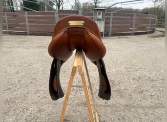Butet jumping saddle semi-deep seat 17,5 inch