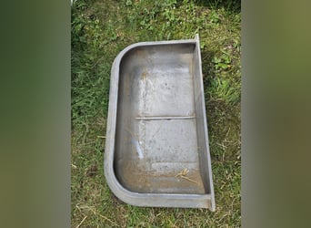 Twee gietijzeren voederbakken