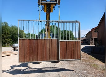 Goed onderhouden boxwanden van Bongossi-hout, verzinkt