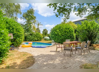 A complete equestrian accommodation with 2 company houses located in the outskirts of Venlo!