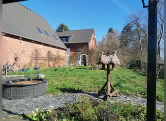 Kernsaniertes Landhaus auf 2,9 Hektar mit privater Reithalle, Reitplatz, Innen-und Außenboxen