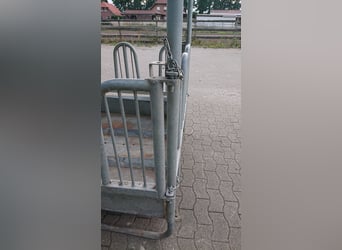 Viereckraufe von Patura, mit Sicherheits-Palisadenfressgittern, 8 Fressplätze