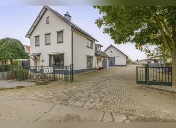 COMPACT EQUESTRIAN COMPLEX