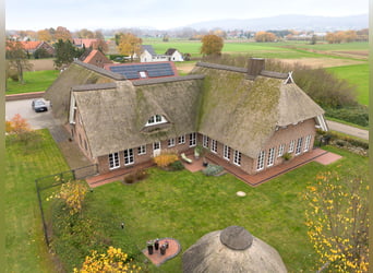 Exclusief landgoed met ongeveer 460 m² woonoppervlak, stallen, rijbaan, bijgebouwen en circa 25.000 