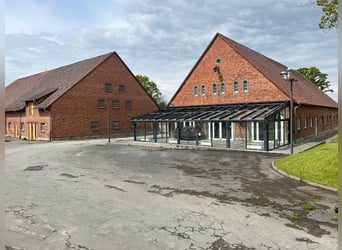 Freistehendes Gutshaus mit hochwertigen Nebengebäuden