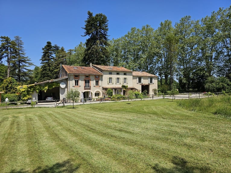 Belle propriété dans le sud de la France comprenant trois maisons, une piscine chauffée et plus de 2