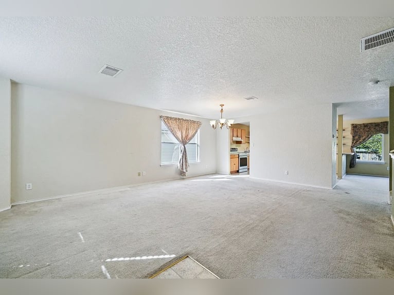 Cette magnifique propriété de 4 chambres et 3 salles de bains est en vente à un prix attractif.