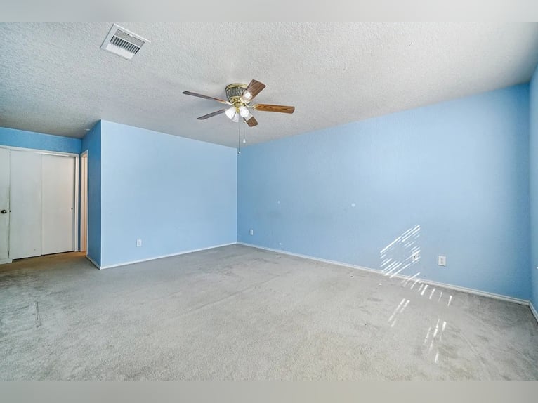 Cette magnifique propriété de 4 chambres et 3 salles de bains est en vente à un prix attractif.