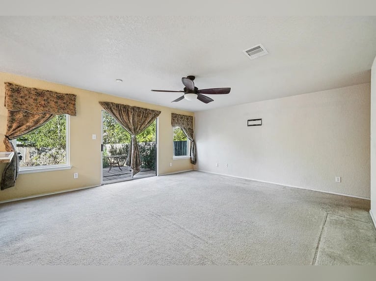 Cette magnifique propriété de 4 chambres et 3 salles de bains est en vente à un prix attractif.