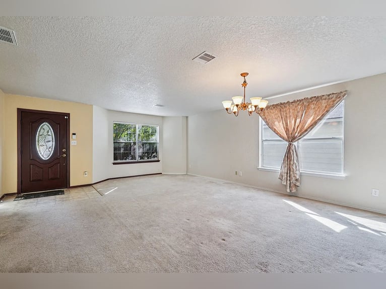 Cette magnifique propriété de 4 chambres et 3 salles de bains est en vente à un prix attractif.