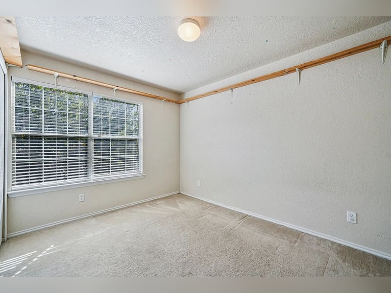 Cette magnifique propriété de 4 chambres et 3 salles de bains est en vente à un prix attractif.