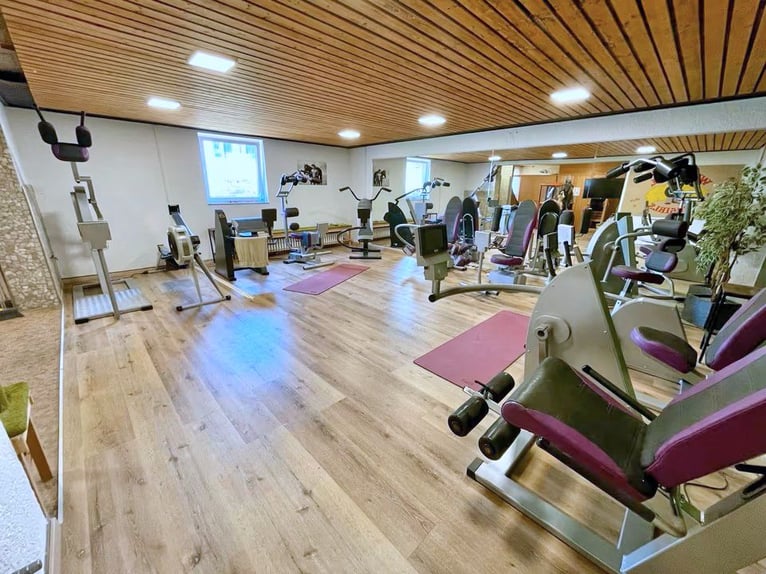 Das Anwesen befindet sich in Osthessen, im Landkreis Fulda, in der Gemeinde Hosenfeld